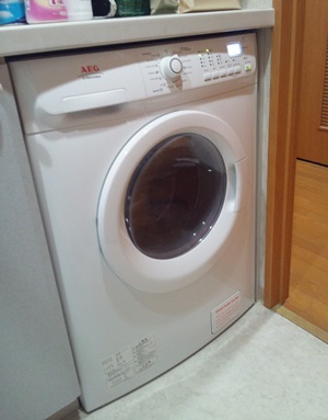 AEG 全自動洗濯乾燥機 EWW1273!洗面所の少ないスペースを有効利用